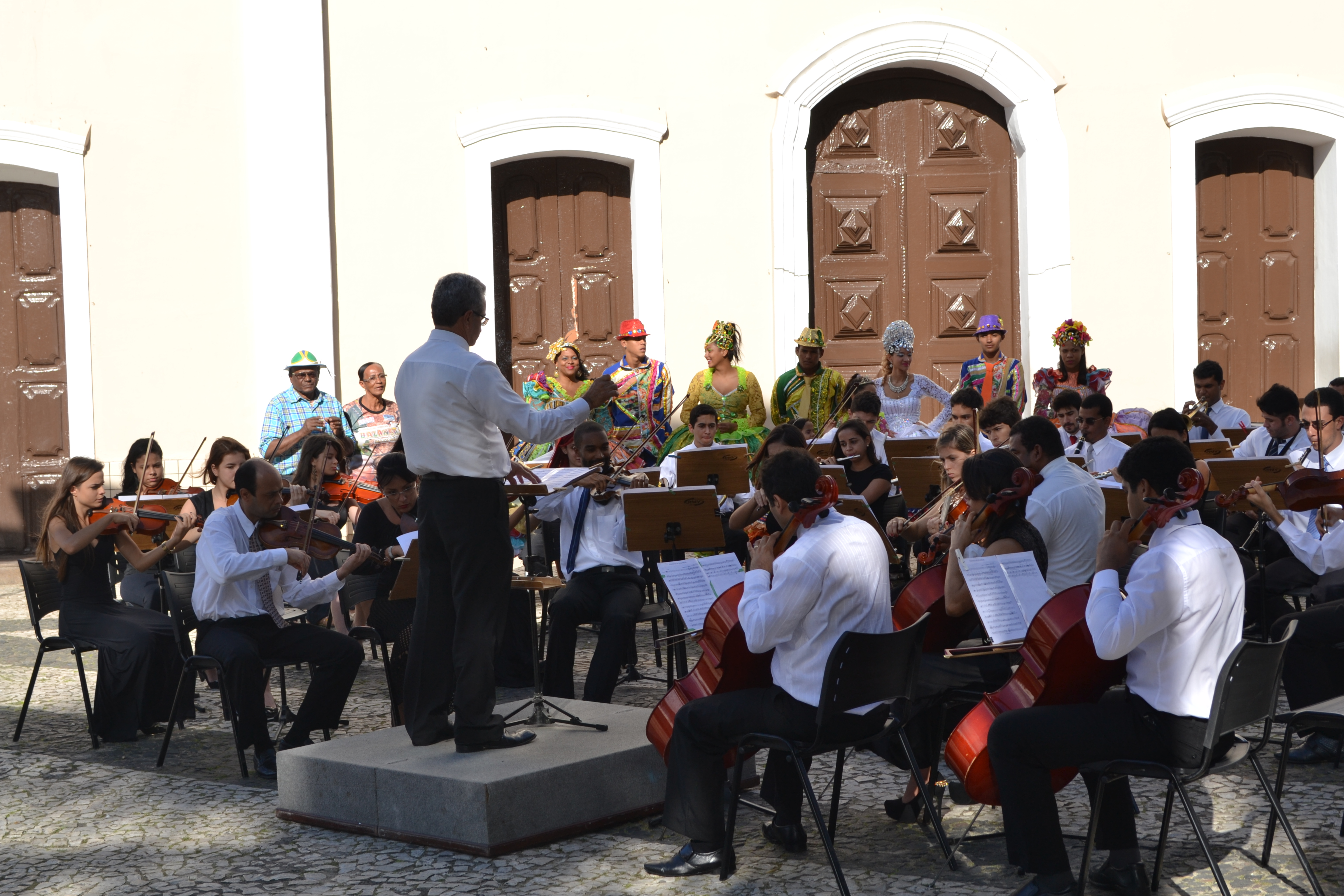Instituição preserva acervo com 4 mil partituras originais e mantém lutheria própria