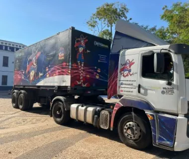 Emcena Brasil: o caminhão da alegria que encanta o país