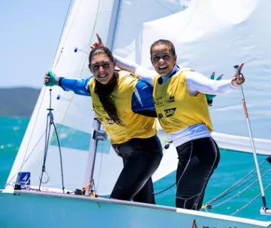 Vento em popa: Energisa impulsiona jovem dupla campeã de vela