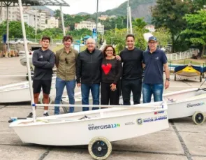 Entrega de novos barcos fortalece caminho de jovens promessas da vela