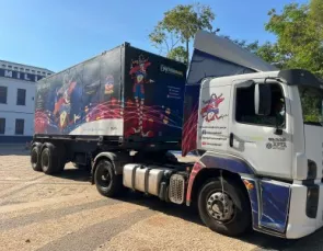 Emcena Brasil: o caminhão da alegria que encanta o país