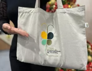 Costurando histórias: uma bolsa cheia de propósito