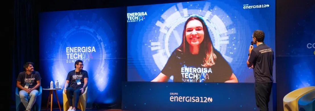 Energisa Tech Summit – Dia 5: tecnologia, pessoas e propósito impulsionando o futuro O encerramento do evento destacou como a inteligência artificial, aliada à infraestrutura robusta e à cultura organizacional, fortalece a resiliência, a inovação e o protagonismo das pessoas no Grupo Energisa.