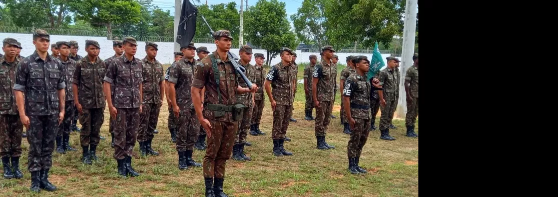 Soldados em formação para treinamento como eletricistas
