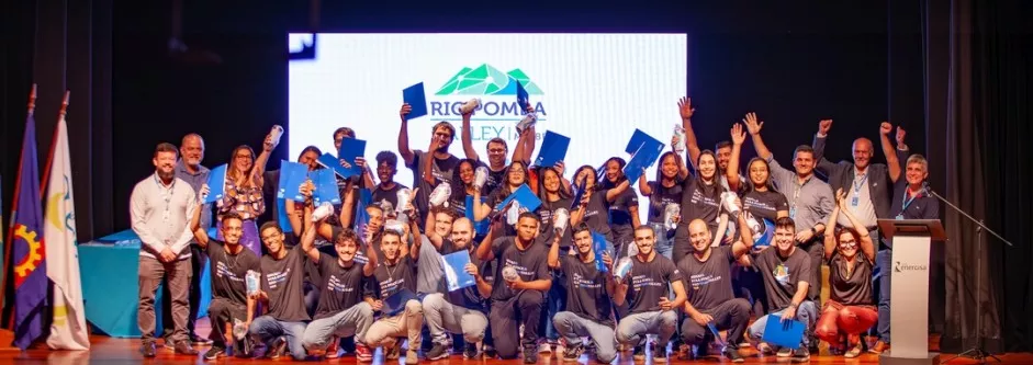 Alunos comemorando no palco durante cerimônia de formatura