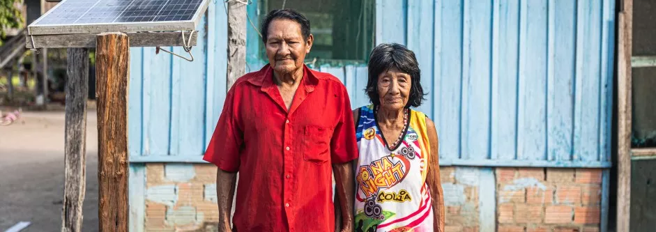Homem e mulher indígenas na Aldeia Santo André