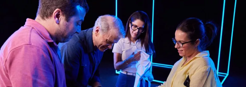 Bernardinho assinando uma camisa da seleção brasileira
