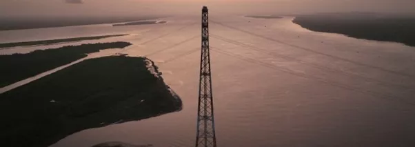 Torre de transmissão em meio à Floresta Amazônica