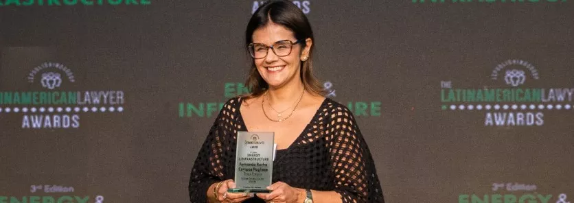 Fernanda Pogliese, Diretora Jurídica, recebendo o prêmio de Excelência no Latin American Lawyer Energy & Infrastructure Awards 2024