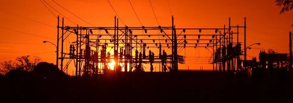 Subestação de energia no pôr do sol