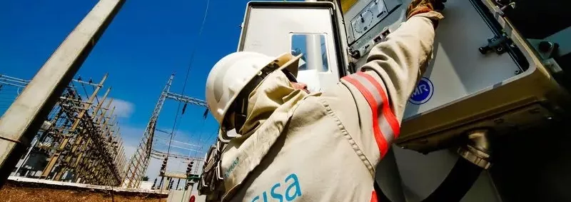 Colaborador da Energisa trabalhando em uma subestação