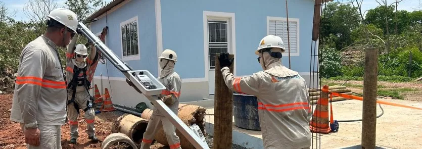 Equipe de eletricistas instalando energia elétrica em uma das casas contemplada pelo Lar Doce Lar, quadro do programa Domingão do Huck, apresentado por Luciano Huck