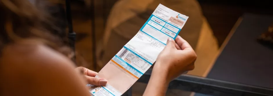 Pessoa segurando conta de luz