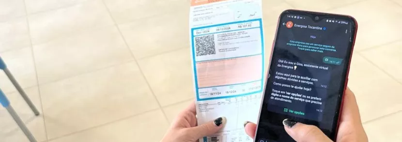 Pessoa pagando uma conta com o celular