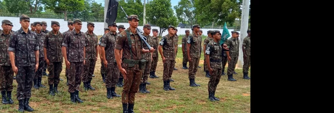 Soldados em formação para treinamento como eletricistas