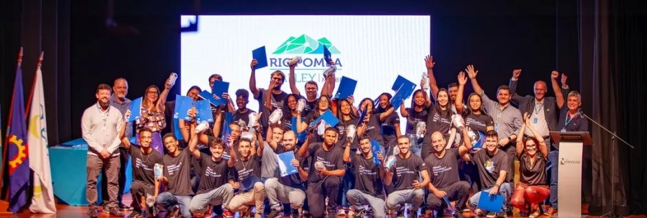 Alunos comemorando no palco durante cerimônia de formatura