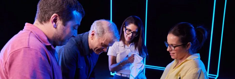 Bernardinho assinando uma camisa da seleção brasileira