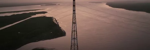 Torre de transmissão em meio à Floresta Amazônica