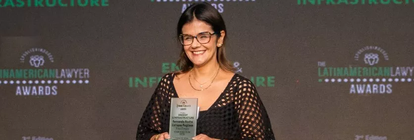 Fernanda Pogliese, Diretora Jurídica, recebendo o prêmio de Excelência no Latin American Lawyer Energy & Infrastructure Awards 2024