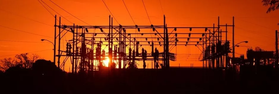 Subestação de energia no pôr do sol