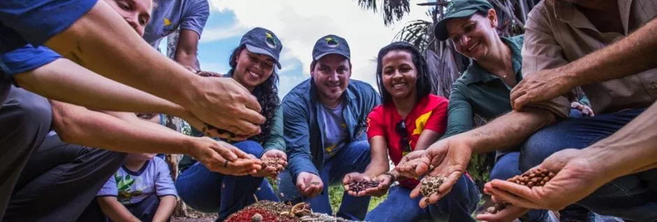 Pessoas preparam mix de sementes nativas, conhecido como muvuca. Foto: Tui Anandi/Instituto Socioambiental (ISA)
