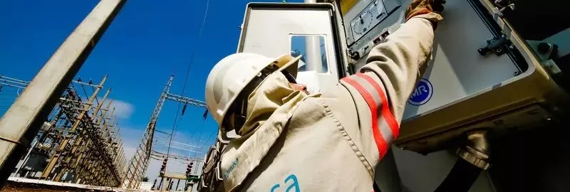 Colaborador da Energisa trabalhando em uma subestação