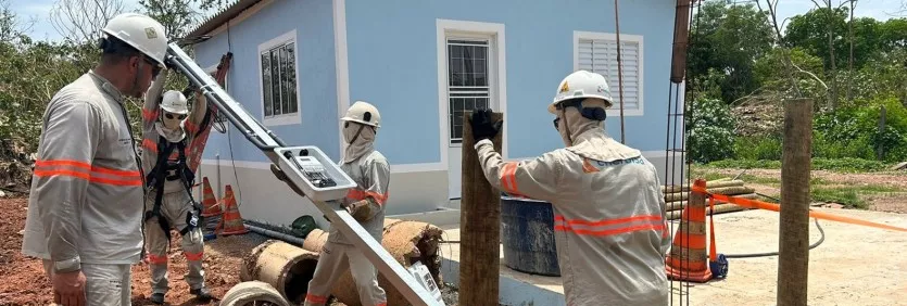 Equipe de eletricistas instalando energia elétrica em uma das casas contemplada pelo Lar Doce Lar, quadro do programa Domingão do Huck, apresentado por Luciano Huck