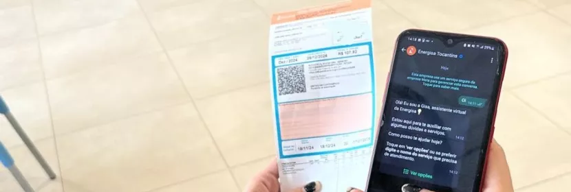 Pessoa pagando uma conta com o celular