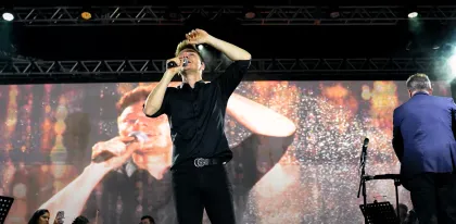 Michel Teló canta Romaria acompanhado pela Orquestra SESI MT