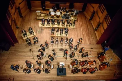 Instituição preserva acervo com 4 mil partituras originais e mantém lutheria própria