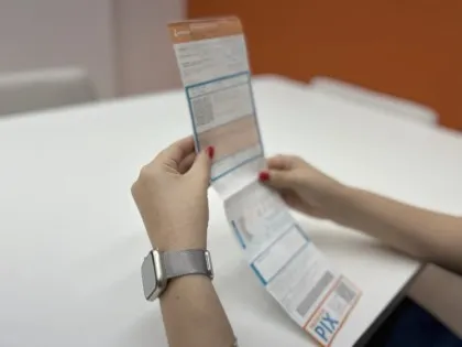 Conta de luz divulga 180 e reforça combate à violência contra a mulher