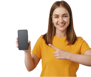 mulher sorrindo segurando um celular na mão