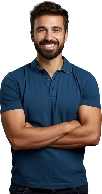 homem sorrindo de braços cruzados