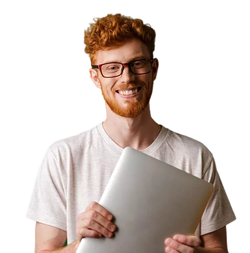 homem sorrindo segurando um tablet na mão