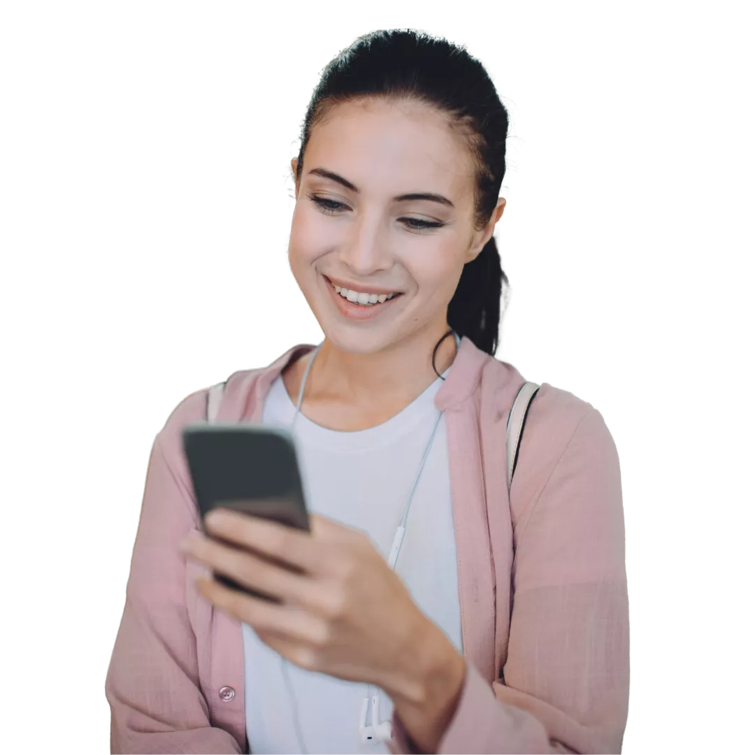 mulher sorrindo segurando um celular na mão