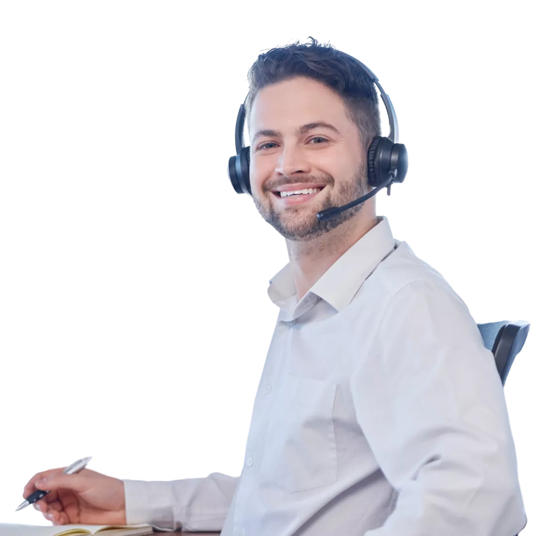 homem sorrindo com headset