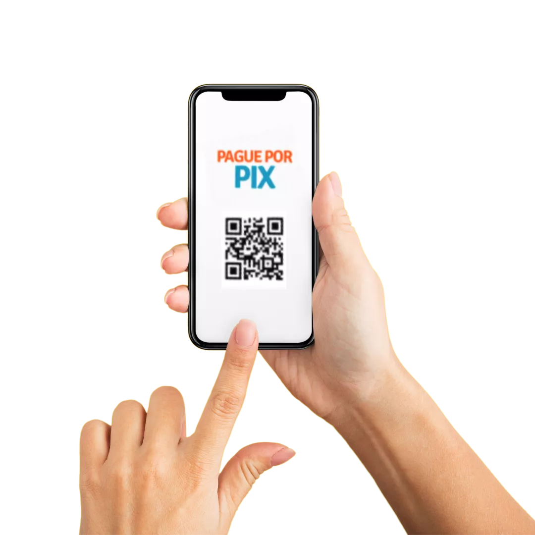 Mulher de pele retita, de cabelos cacheados e escuros, usando um óculo de armação redonda, sorrindo. Usa um blazer de cor bege e segura um celular com as mãos