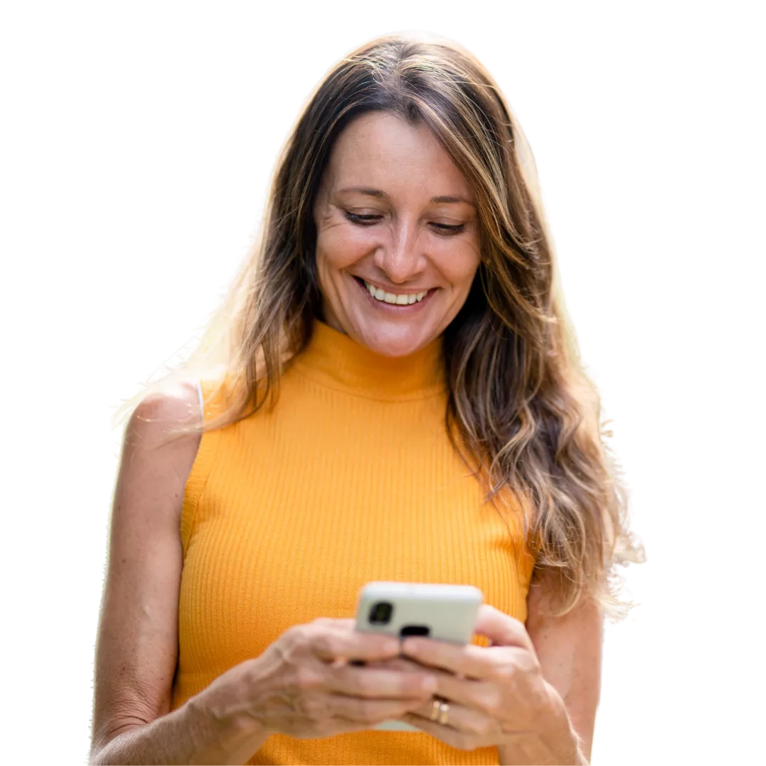 Mulher de pele parda, de cabelos curtos, lisos e castanhos, sorrindo. Usa uma camisa na cor marrom