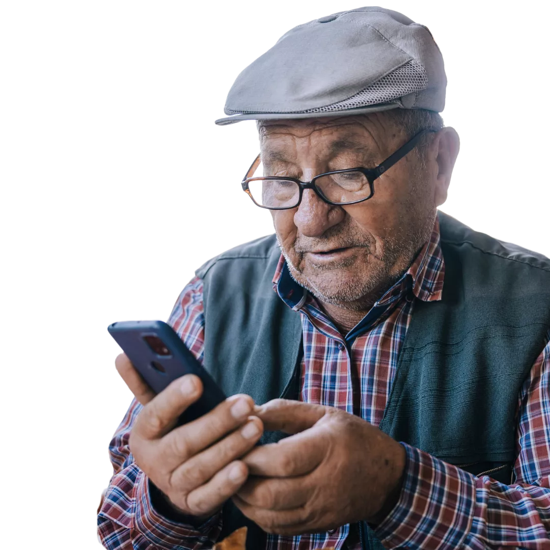 Homem de pele branca, de cabelos curtos, lisos e de cor castanha, usando uma blusa de cor laranja e segura um celular com as mãos